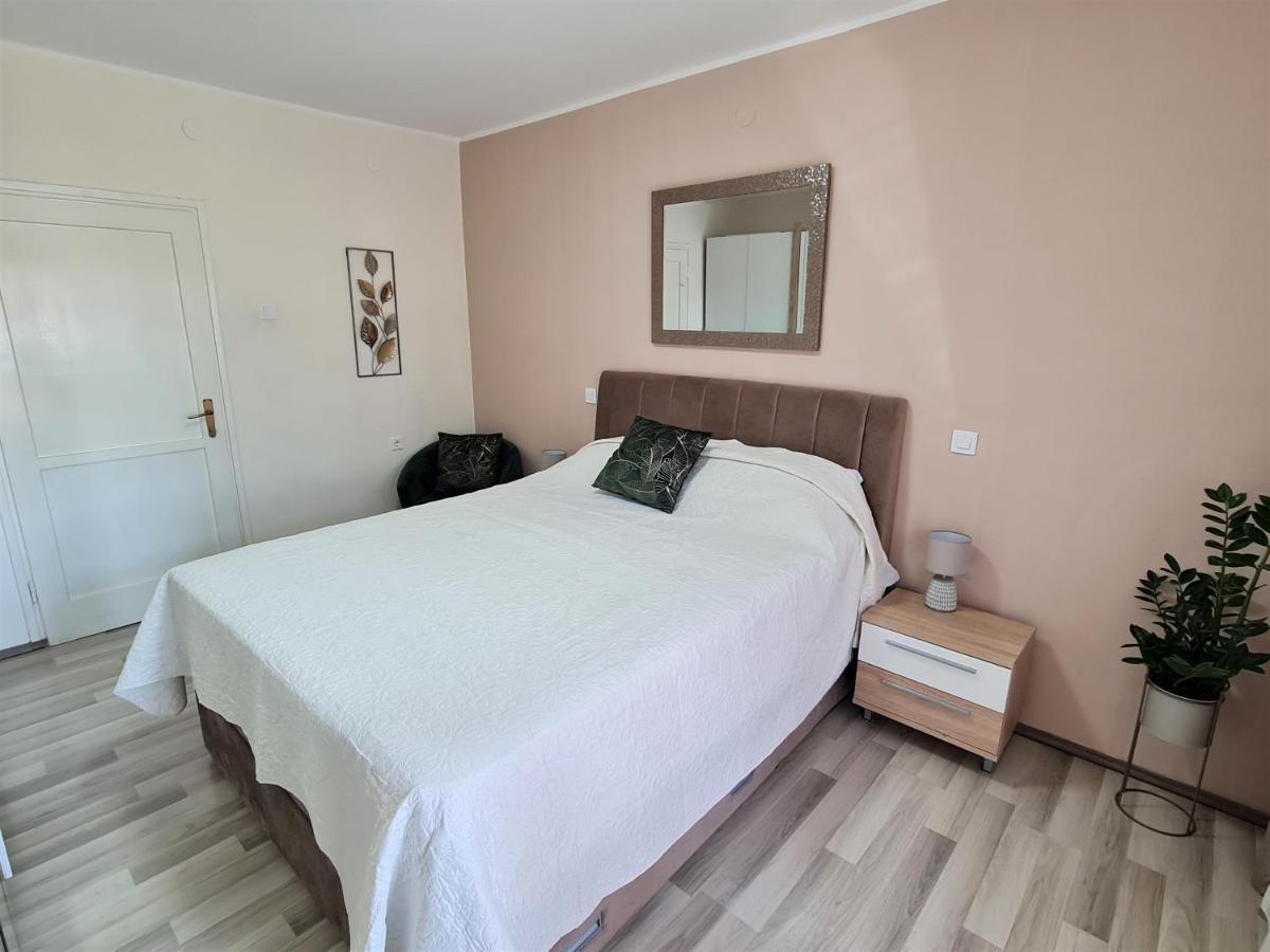 M & M Apartment Pula Luaran gambar
